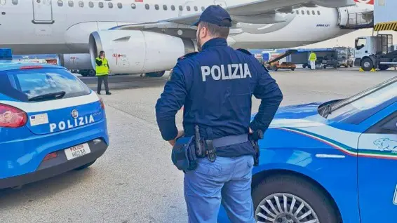 Stranieri accompagnati ai voli in partenza