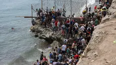 Migranti a Ceuta provano ad attraversare il confine tra Marocco e Spagna - Foto Ansa © www.giornaledibrescia.it
