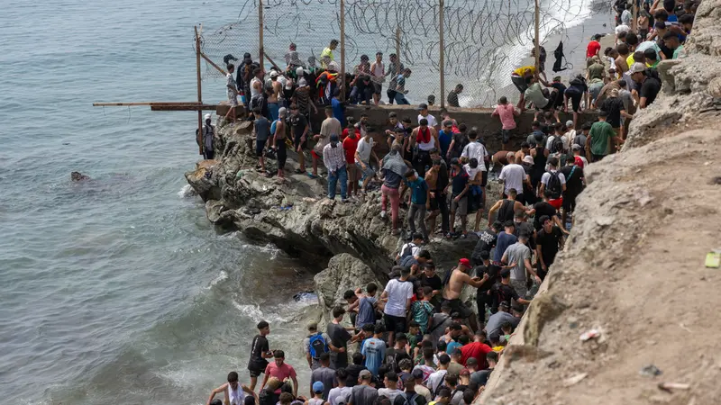 Migranti a Ceuta provano ad attraversare il confine tra Marocco e Spagna - Foto Ansa © www.giornaledibrescia.it
