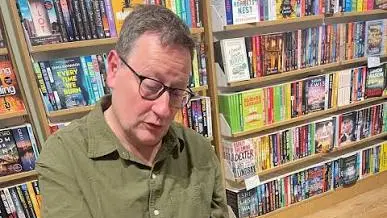 Chris Chibnall al firmacopie del suo romanzo