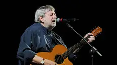Guccini nel 2010 sul palco del Palageorge