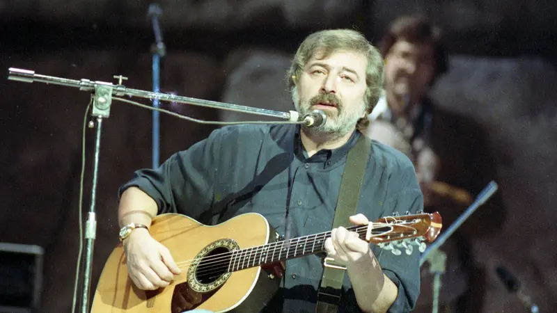Francesco Guccini durante un concerto - Foto Ansa © www.giornaledibrescia.it
