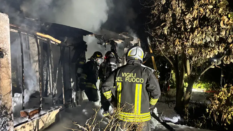 Lo spegnimento dell'incendio in una palazzina a Botticino