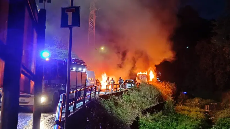 L'incendio delle tre vetture a Marone