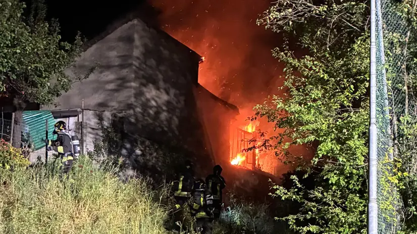 BOTTICINO INCENDIO DEPOSITO CORTILE ABITAZIONE REDAZIONE PROVINCIA 07-08-2026 GABRIELE STRADA NEW EDEN GROUP