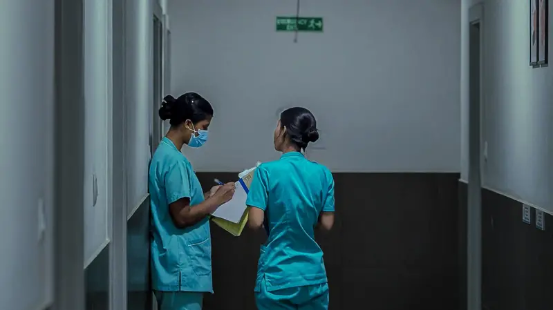 Negli ospedali la sfida è garantire le risposte in tempi di ferie e carenza di personale