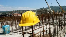 Un caschetto in un cantiere