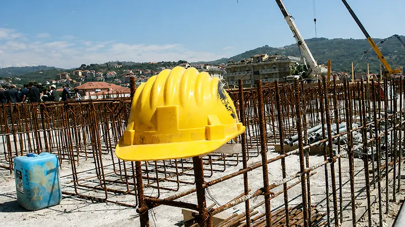 Un caschetto in un cantiere
