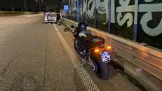 La Panda contro cui si è schiantato il motociclista e la seconda motocicletta che viaggiava in tangenziale in quel momento - Foto Marco Ortogni/Neg © www.giornaledibrescia.it