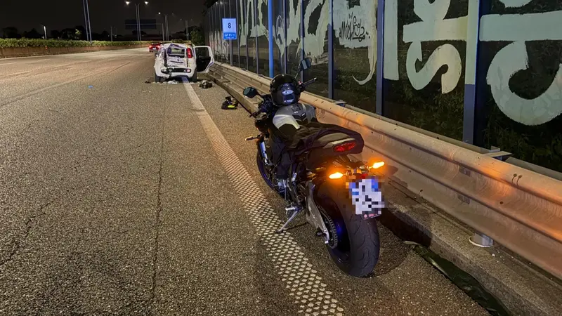 La Panda contro cui si è schiantato il motociclista e la seconda motocicletta che viaggiava in tangenziale in quel momento - Foto Marco Ortogni/Neg © www.giornaledibrescia.it