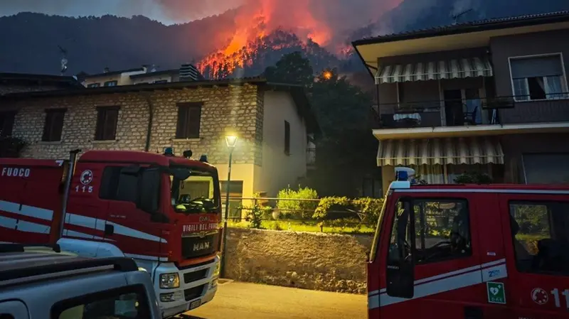 L'incendio nelle immagini dei Vigili del fuoco