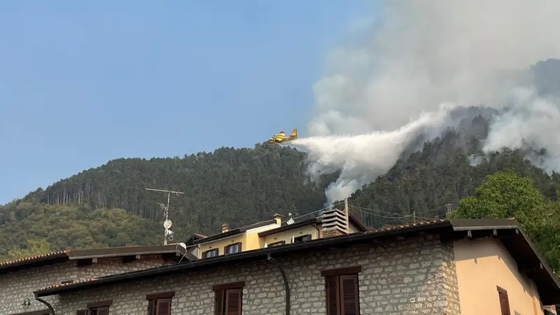 I Canadair e le operazioni di spegnimento a Tignale