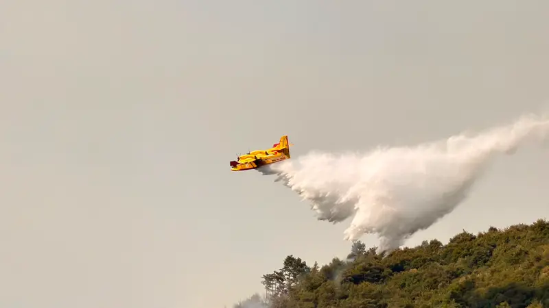I Canadair e le operazioni di spegnimento a Tignale