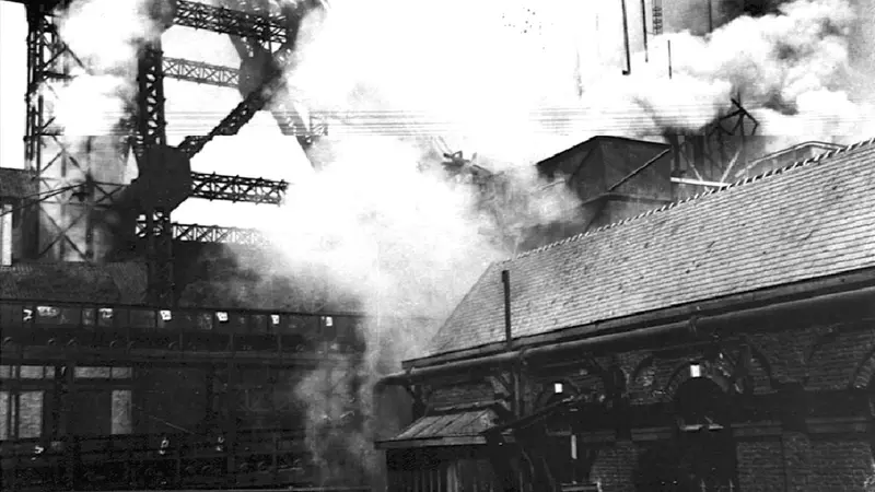 Marcinelle, fumo dalla miniera l'8 agosto 1956