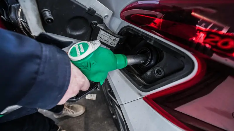 Benzina, rincari del carburante