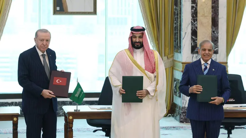 I leader di Turchia, Arabia Saudita e Pakistan dopo la firma - Foto Ansa © www.giornaledibrescia.it