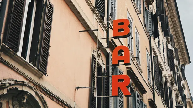L'insegna di un bar (immagine rappresentativa)