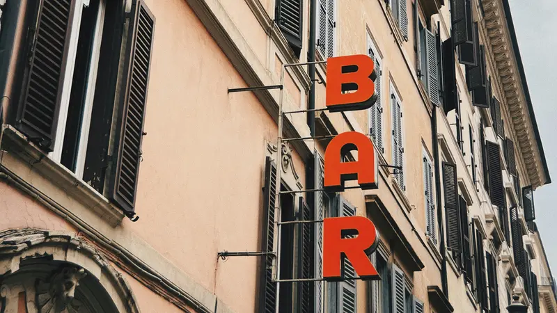 L'insegna di un bar (immagine rappresentativa)
