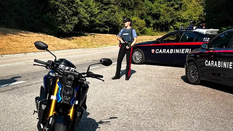 Una carabiniera sulle Coste di Sant'Eusebio