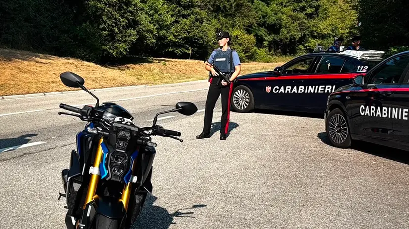 Una carabiniera sulle Coste di Sant'Eusebio