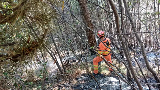 Le operazioni di bonifica dopo l'incendio di Tignale
