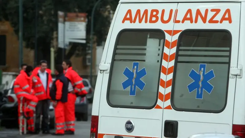 Un'ambulanza (foto d'archivio)