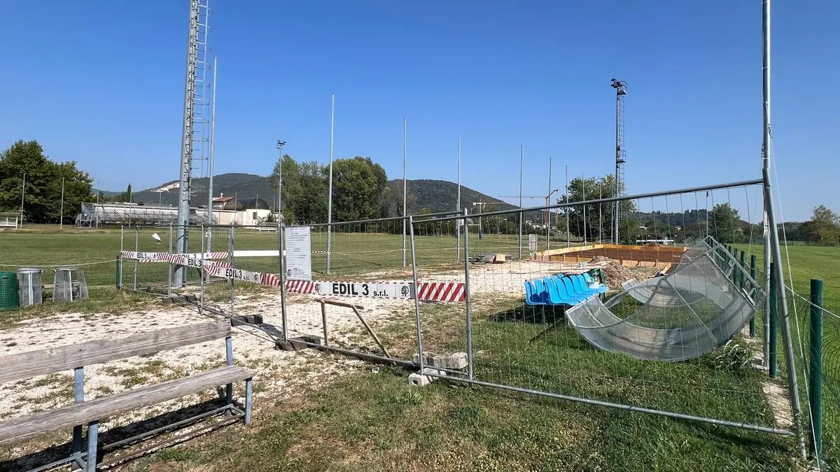 Nuovi seggiolini colorati e nuove distanze per le panchine