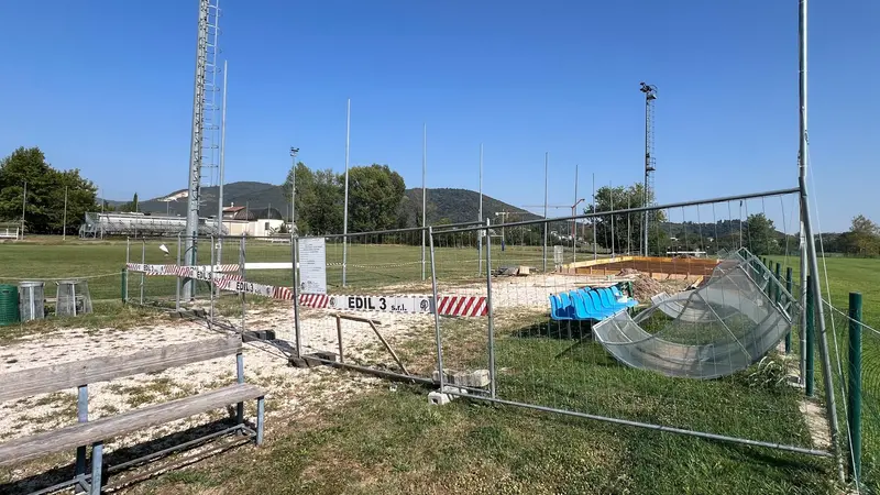 Nuovi seggiolini colorati e nuove distanze per le panchine