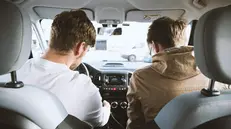 Due giovani in auto