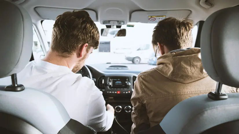 Due giovani in auto