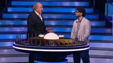 Nicolò Scalfi con Gerry Scotti durante la Ruota della Fortuna