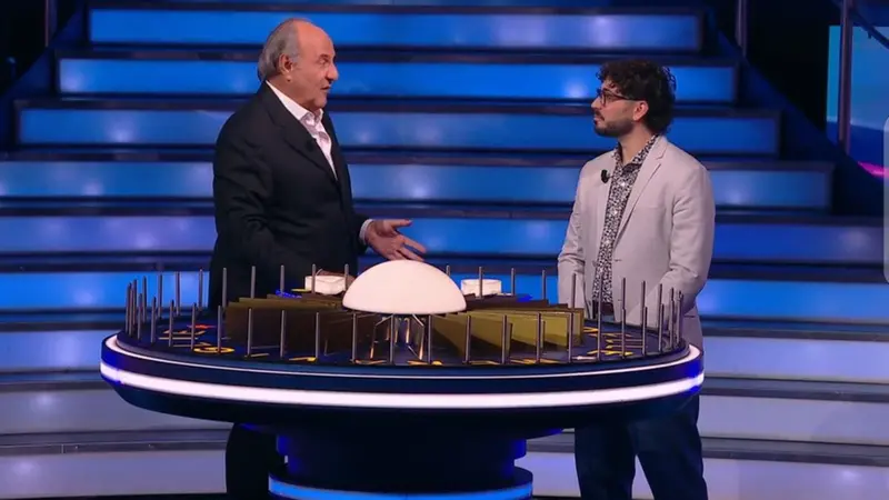 Nicolò Scalfi con Gerry Scotti durante la Ruota della Fortuna