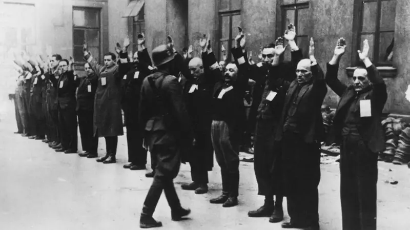 Un ghetto evacuato da soldati e Ss tedeschi