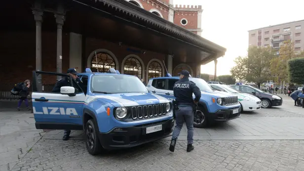 Poliziotti alla stazione di Brescia