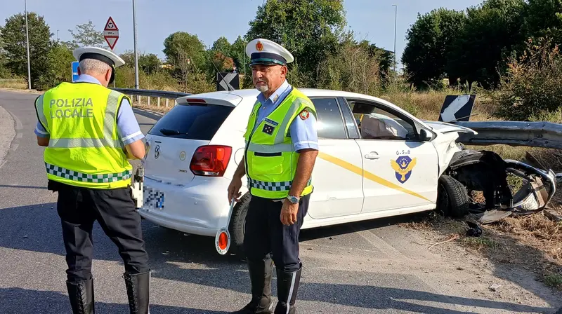 L'auto finita contro il guard rail a Ghedi