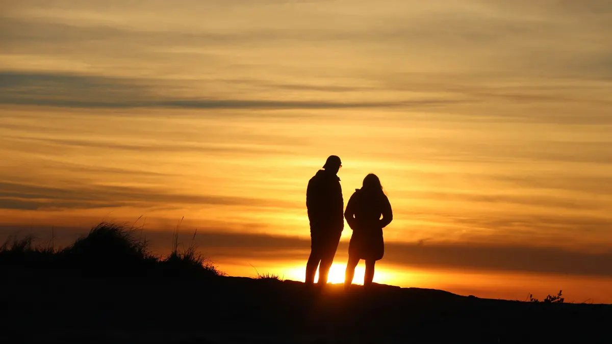 Una coppia guarda il tramonto