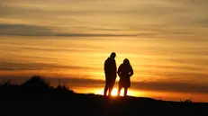 Una coppia guarda il tramonto