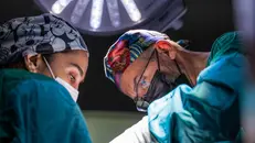 A lavoro in una sala operatoria