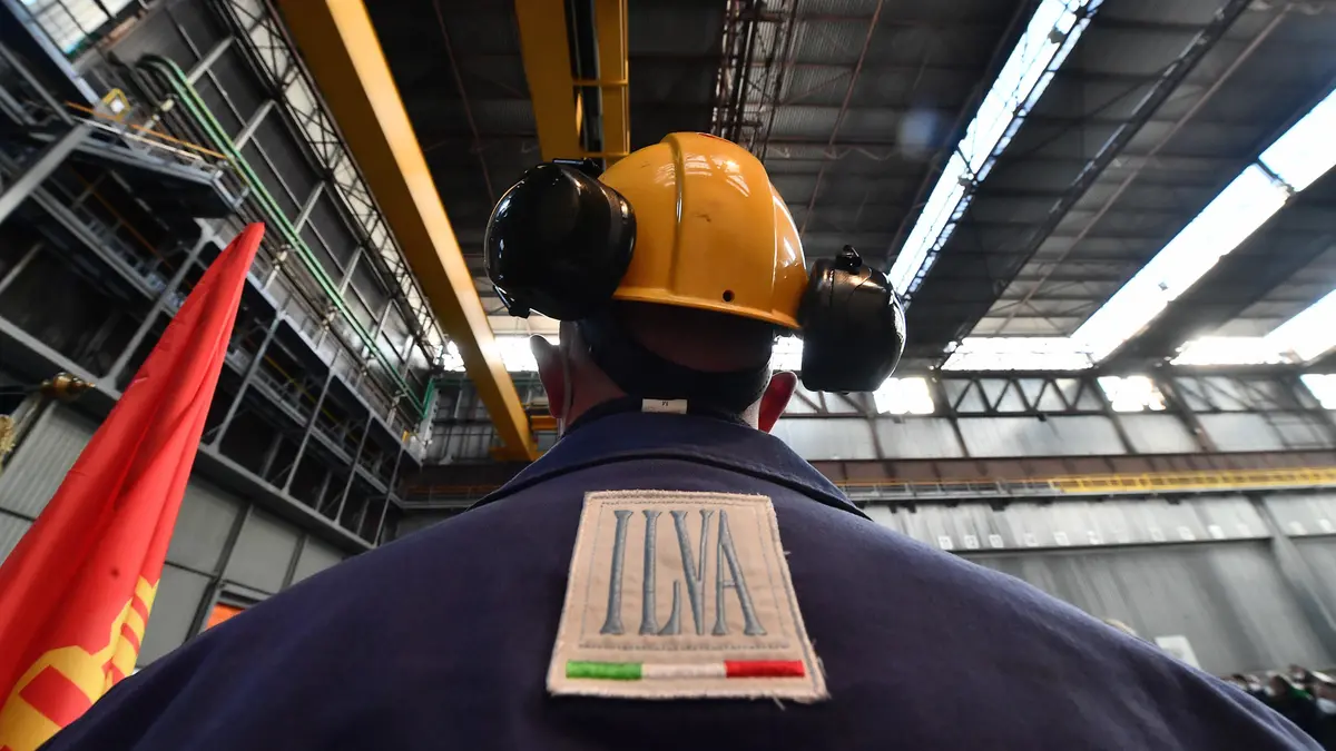 Un lavoratore in uno stabilimento dell'ex Ilva - Foto Ansa © www.giornaledibrescia.it