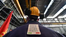 Un lavoratore in uno stabilimento dell'ex Ilva - Foto Ansa © www.giornaledibrescia.it