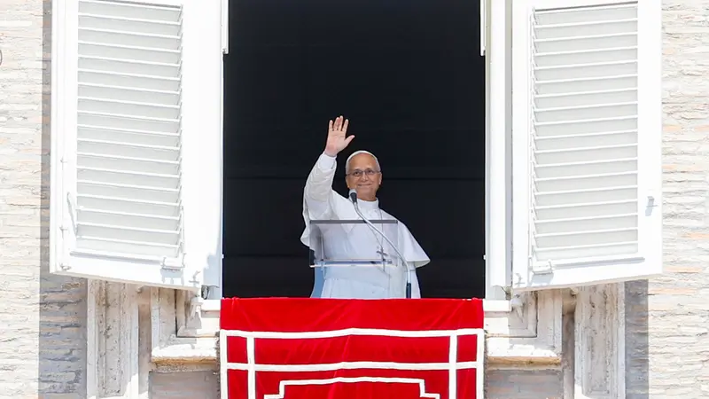 Papa Leone XIV saluta i fedeli in piazza San Pietro - Foto Ansa © www.giornaledibrescia.it