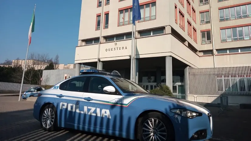 La ragazza si è rifugiata negli uffici della Polizia