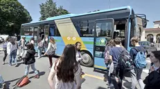 Ragazzi pronti a salire su un autobus - © www.giornaledibrescia.it