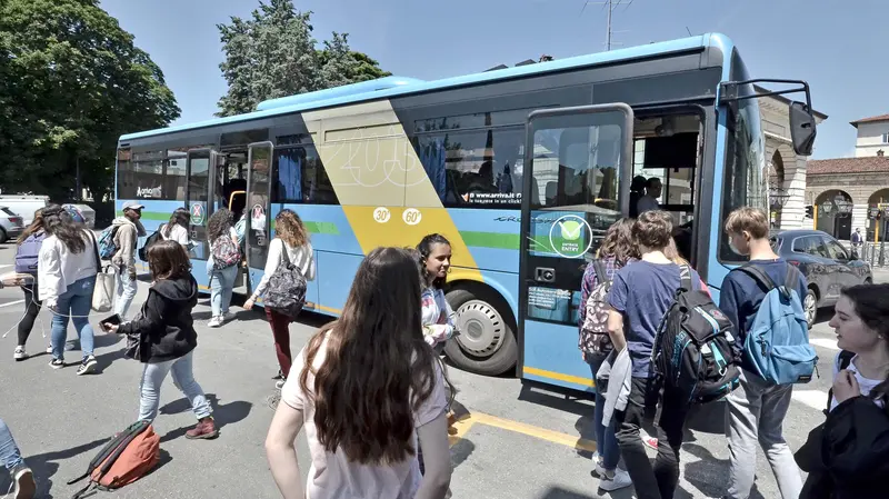 Ragazzi pronti a salire su un autobus - © www.giornaledibrescia.it