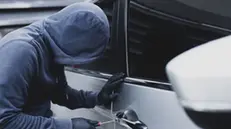 Un furto d'auto (foto simbolica)
