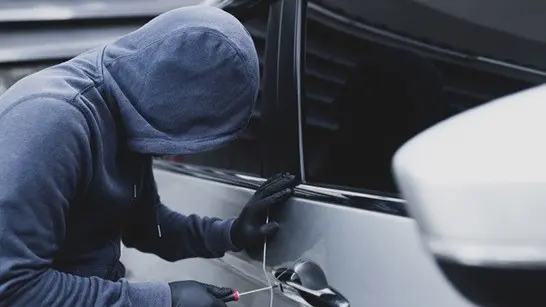 Un furto d'auto (foto simbolica)