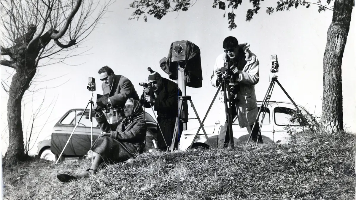 I fotografi Popi Orioli, Fausto Schena e Beppe Vigasio al lavoro per catturare l'eclissi del 15 febbraio 1961