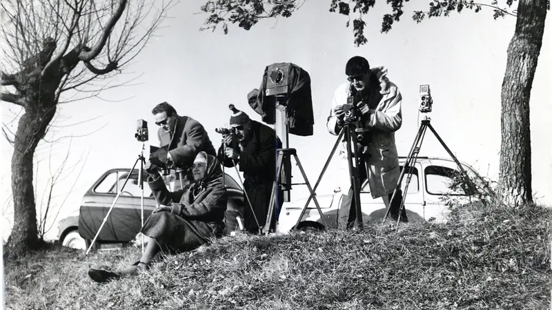 I fotografi Popi Orioli, Fausto Schena e Beppe Vigasio al lavoro per catturare l'eclissi del 15 febbraio 1961