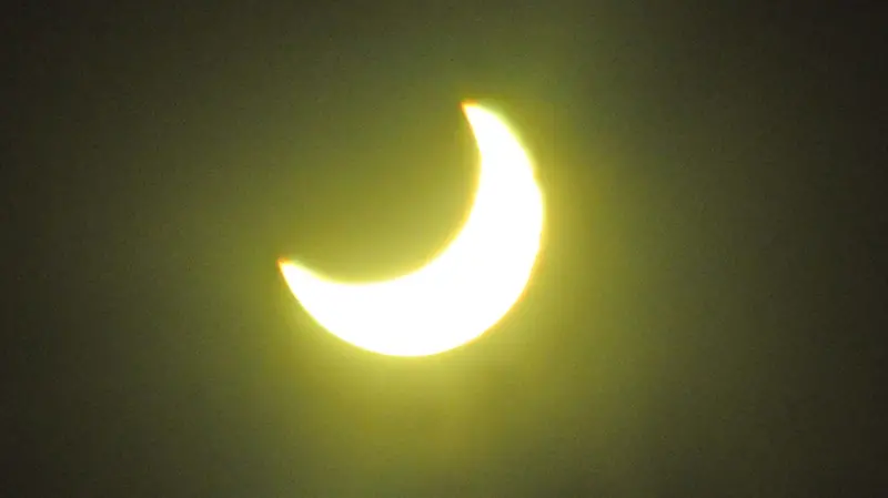 cronaca redazione cronaca.eclissi di sole,nella foto l'eclissi in corso.04-01-2011pierre putelli new eden group-