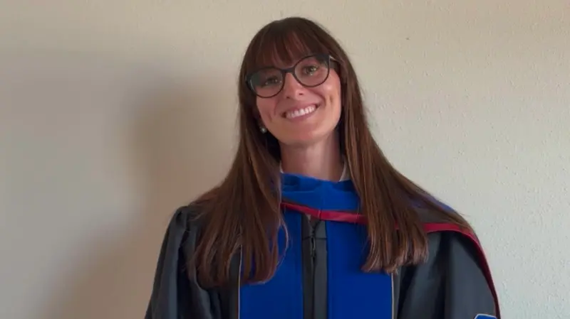 Alessia Ferraboli in abito accademico durante la sua esperienza negli Usa